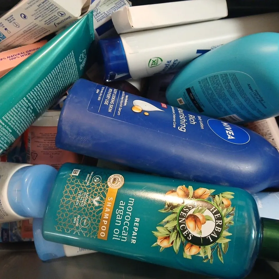 APPROXIMATELY 15 ASSORTED HEALTH & BEAUTY PRODUCTS TO INCLUDE NO7 GOOD INTENT RADIANCE REFLECT SERUM SPRAY, NIVEA RICH NOURISHING BODY LOTION, OGX CONDITIONER, ETC - COLLECTION ONLY