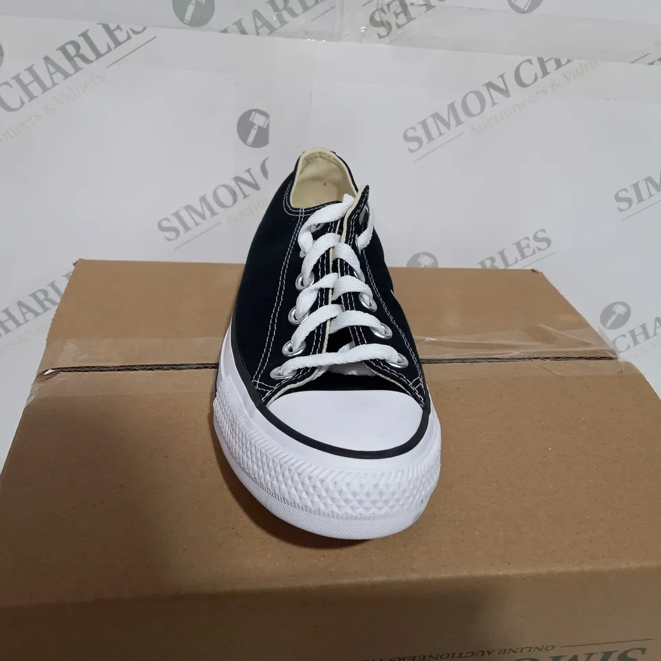 BOXED CONVERSE ALL STAR LACED TRAINING SHOES IN BLUE/WHITE - UK SIZE 6