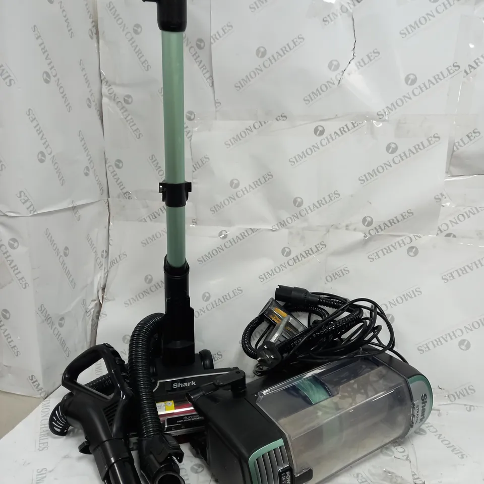 BOXED SHARK STRATOS UPRIGHT VACUUM CLEANER WITH PET-TOOL & CAR KIT NZ860UK