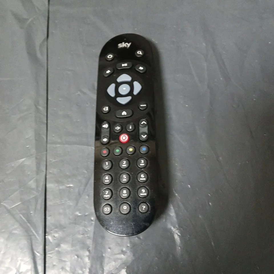 APPROXIMATELY 10 ASSORTED ELECTRICAL ITEMS INCLUDING SKY ROUTER AND SKY REMOTE 