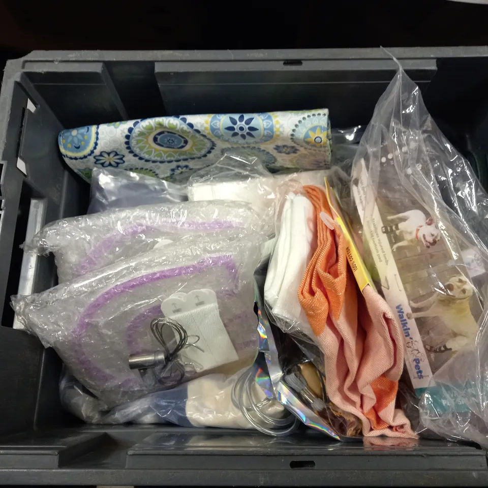 LOT OF APPROX 20 HOUSEHOLD ITEMS TO INCLUDE 7 DAY PILL CASE, 6 IN 1 GARDEN TOOL AND MIDNIGHT BLOOM BOXED PEN