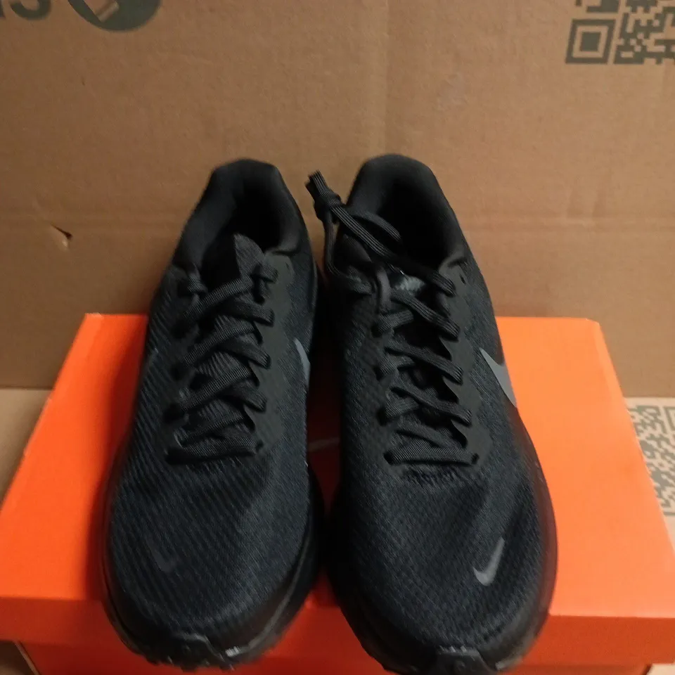 BOXED PAIR OF NIKE WOMEN'S RUNNING SHOES – BLACK, UK 8.5 