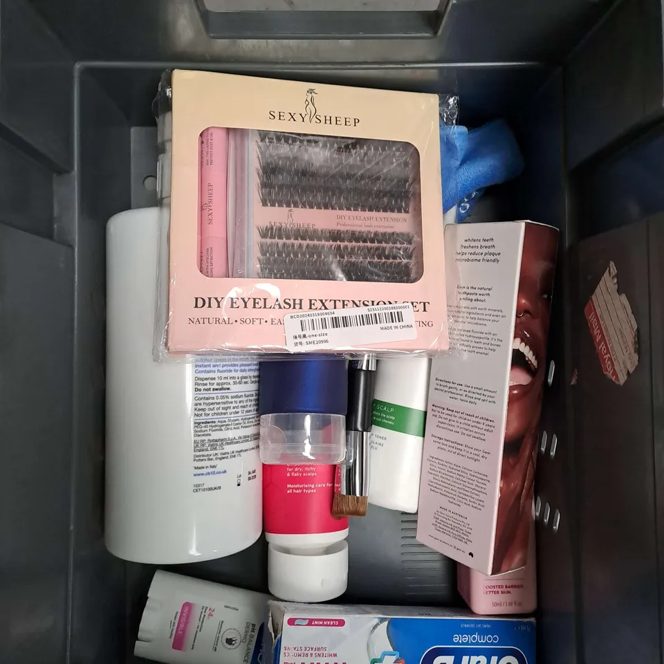 APPROXIMATELY 20 ASSORTED COSMETIC PRODUCTS TO INCLUDE SIMPLE CREAM CLEANSER, MITCHUM ULTIMATE DEODORANT AND GARNIER MICELLAR WATER