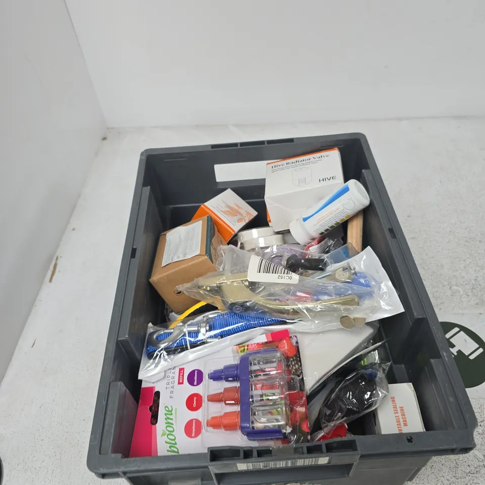 TOTE OF APPROXIMATELY 12 ASSORTED ITEMS TO INCLUDE: POWER WRIST BALL 