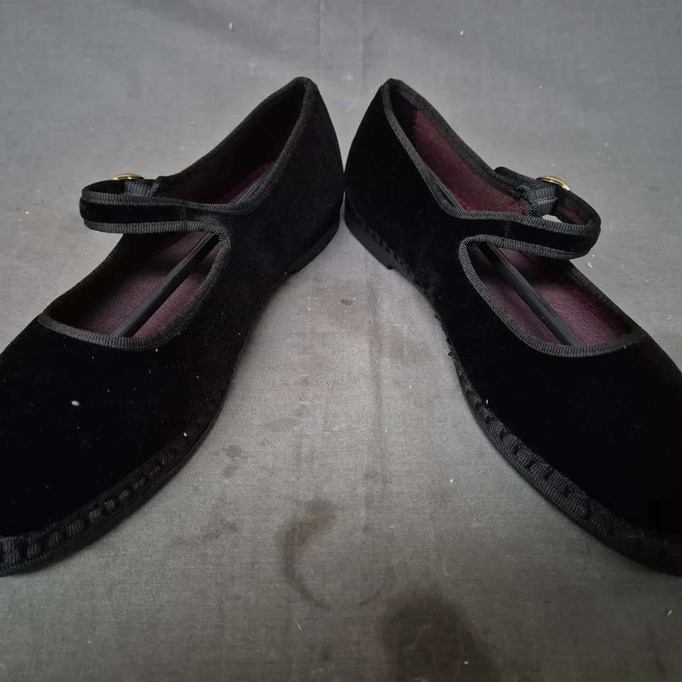 BOXED PAIR OF FLABELUS ANTONIA SHOES IN BLACK EU SIZE 42