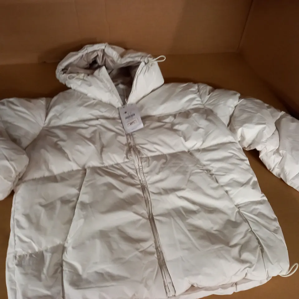 BERSHKA WHITE PADDED COAT - S