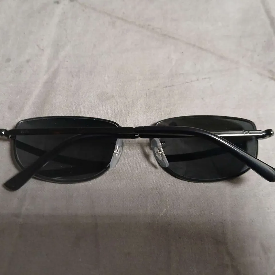 RAY-BAN SUNGLASSES WITH CASE