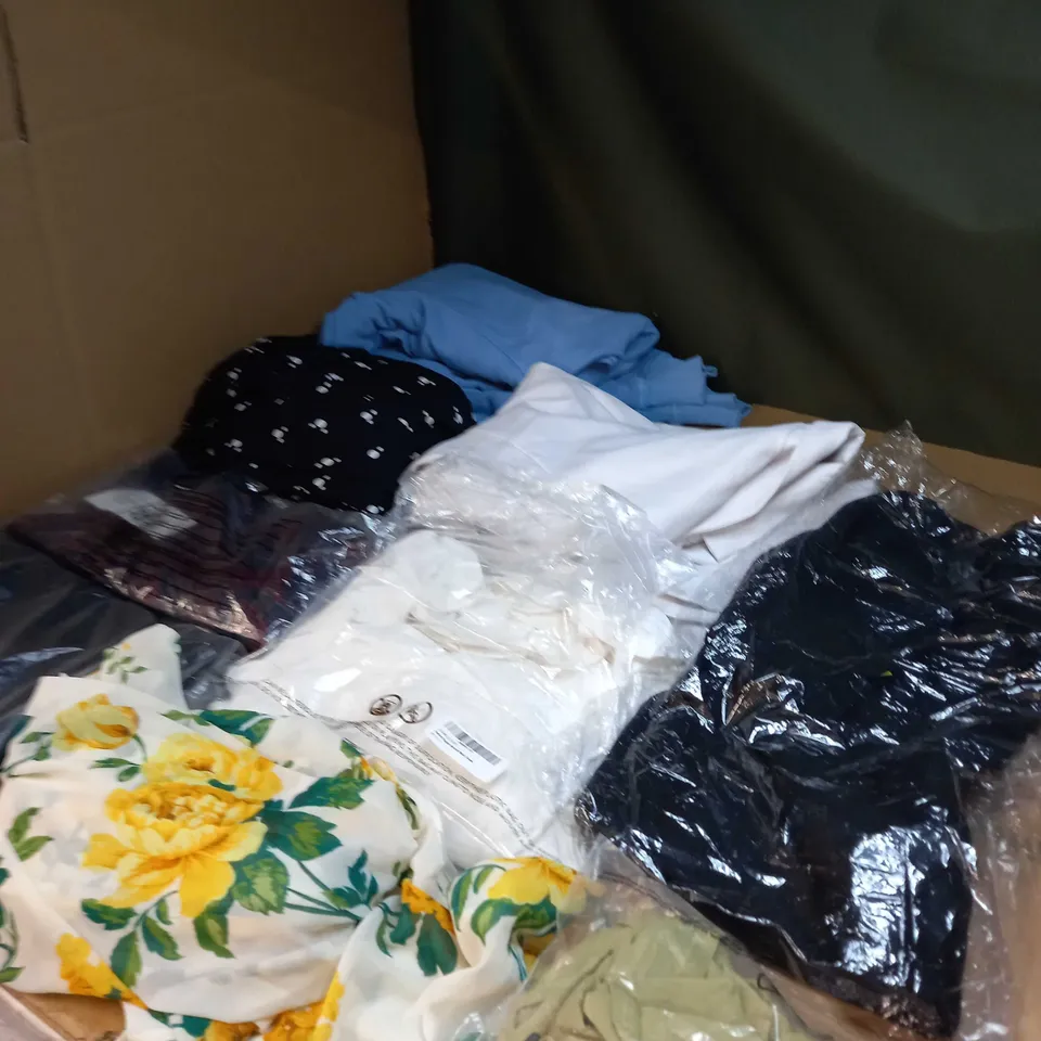 LOT OF APPROX 20 ASSORTED CLOTHING ITEMS TO INCLUDE JUMPERS, SOCKS AND T-SHIRTS