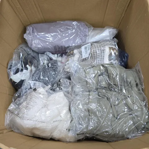 APPROXIMATELY 20 ASSORTED CLOTHING ITEMS IN VARIOUS STYLES, SIZES & COLOURS
