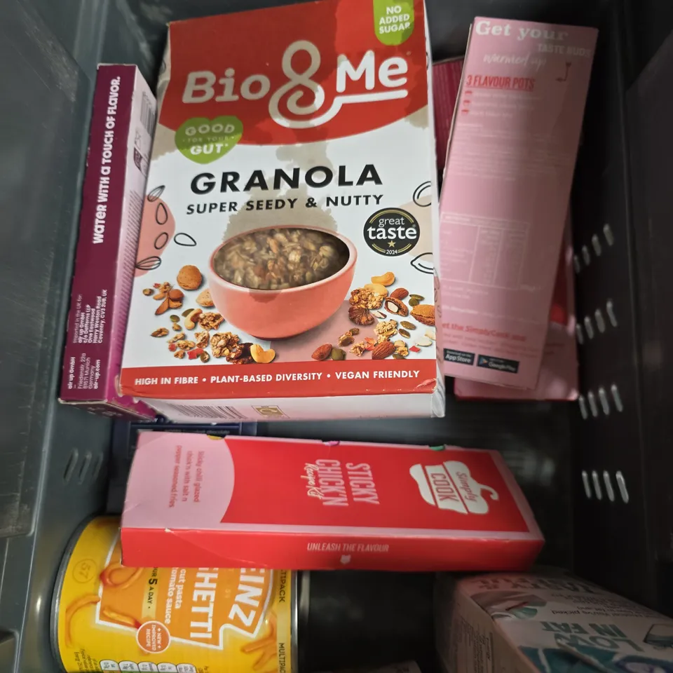 APPROXIMATELY 10 ASSORTED FOOD/DRINK PRODUCTS TO INCLUDE FONDANT ICING, ALPRO DRINK, SIMPLY COOK SEASONING ETC 