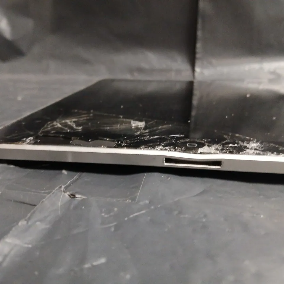 APPLE IPAD (1ST GENERATION) 16GB – SILVER (A1219) WITH CRACKED SCREEN