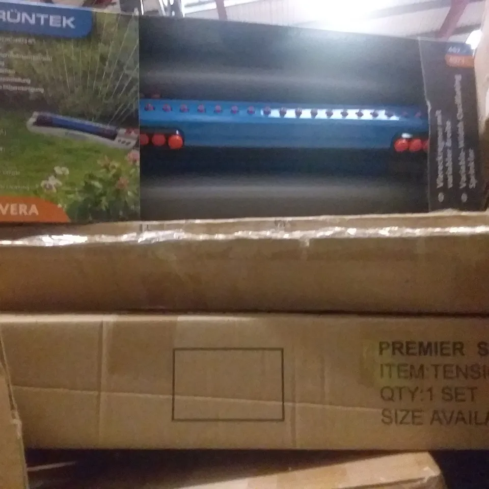 PALLET OF ASSORTED ITEMS INCLUDING OSCILLATING SPRINKLER, TENSION ROD, TELESCOPIC LADDER, SMALL GREENHOUSE KIT