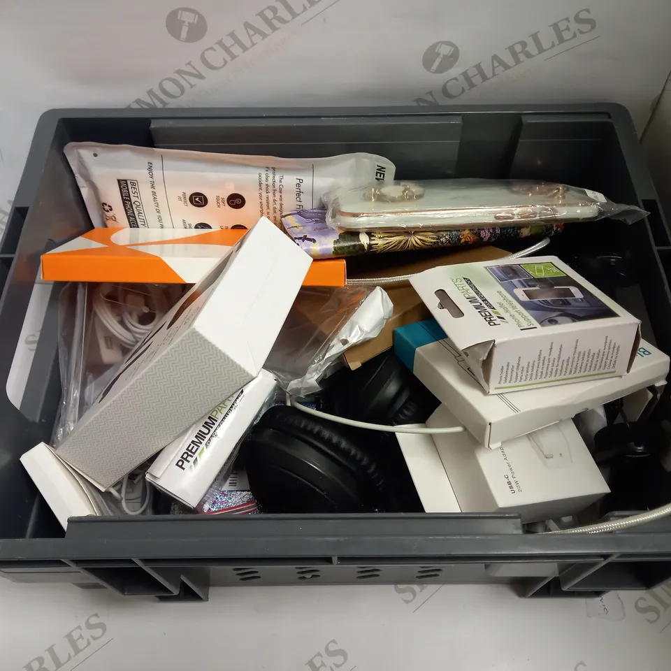 LOT OF APPROXIMATELY 25 ASSORTED ELECTRICALS AND PHONE ACCESSORIES TO INCLUDE LIBERTY TWS EARBUDS, USB-C 20W POWER ADAPTER, VARIOUS PHONE CASES, ETC