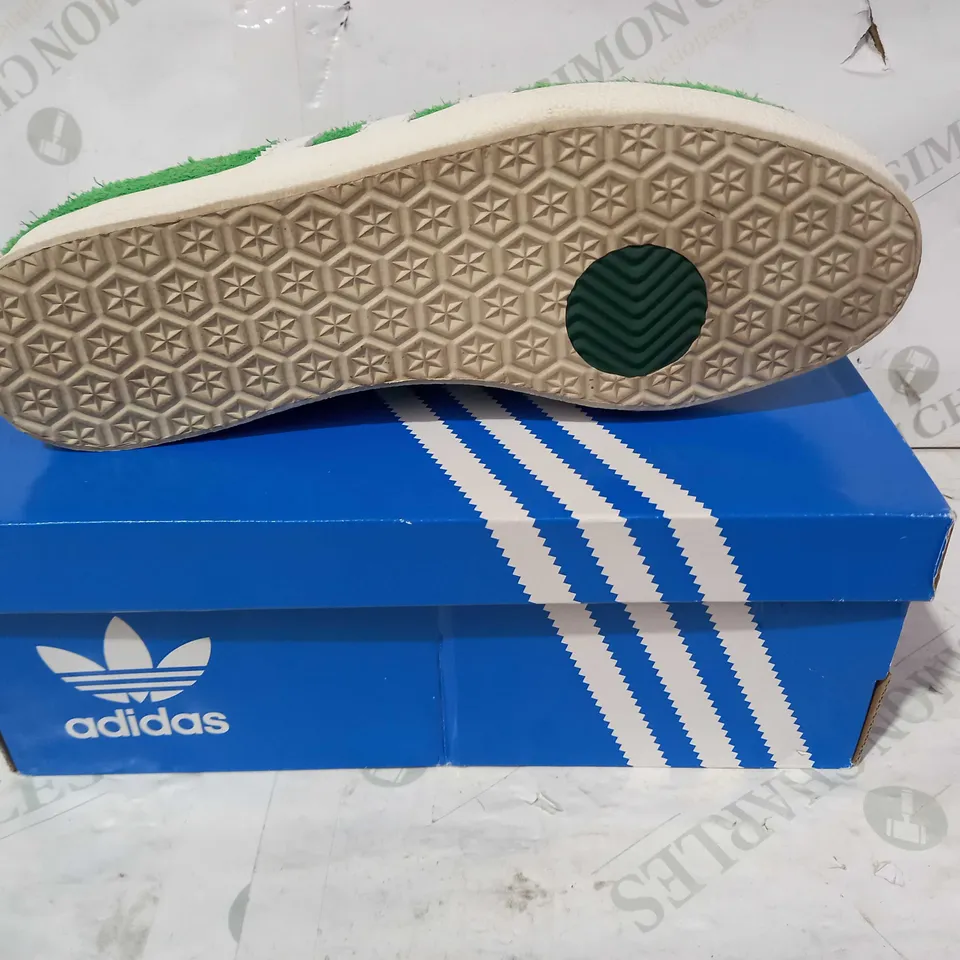 BOXED PAIR OF ADIDAS GAZELLE SHOES IN GREEN/WHITE UK SIZE 7