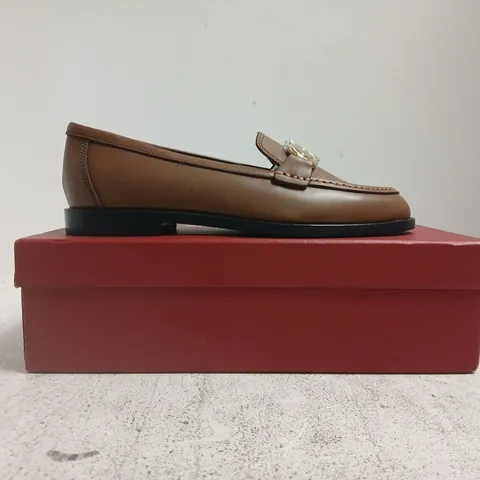 BOXED PAIR OF SALVATORE FERRAGAMO LOAFERS IN BROWN SIZE 9