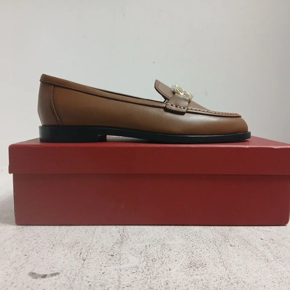 BOXED PAIR OF SALVATORE FERRAGAMO LOAFERS IN BROWN SIZE 9
