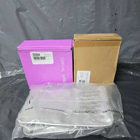 BOX OF APPROXIMATELY 15 ASSORTED ITEMS TO INCLUDE - MAKE UP ACCESSORIES , KITCHEN ACCESSORIES , ETC   