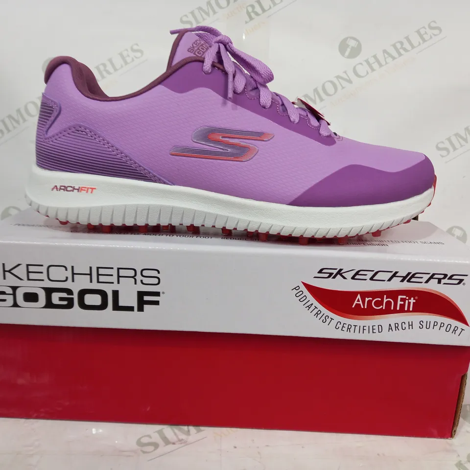 BOXED PAIR OF SKECHERS ARCHFIT GO GOLF MAX 2 SHOES IN LAVENDER UK SIZE 5.5
