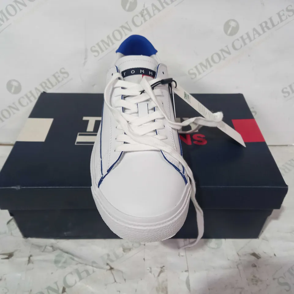 BOXED PAIR OF TOMMY JEANS LACE UP SHOES IN WHITE/BLUE UK SIZE 7