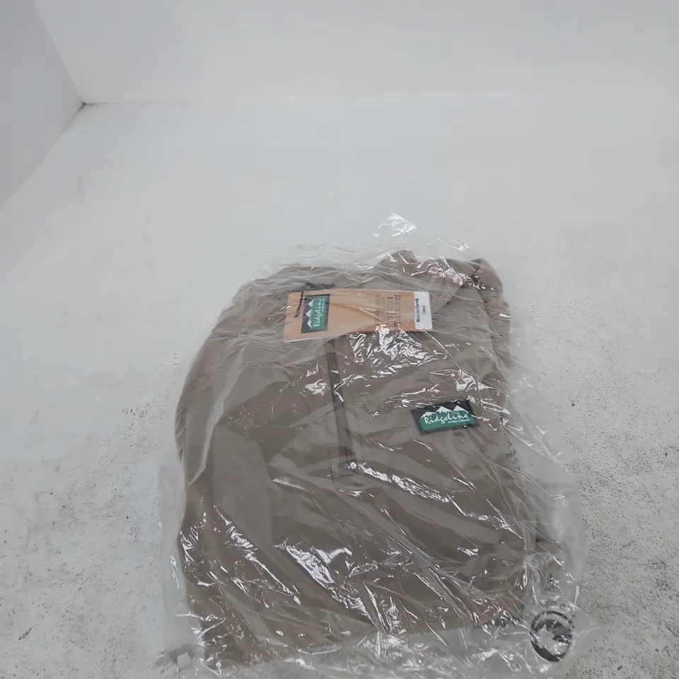 BOX OF APPROXIMATELY 20 ASSORTED CLOTHING TO INCLUDE: RIDGELINE FLEECE 