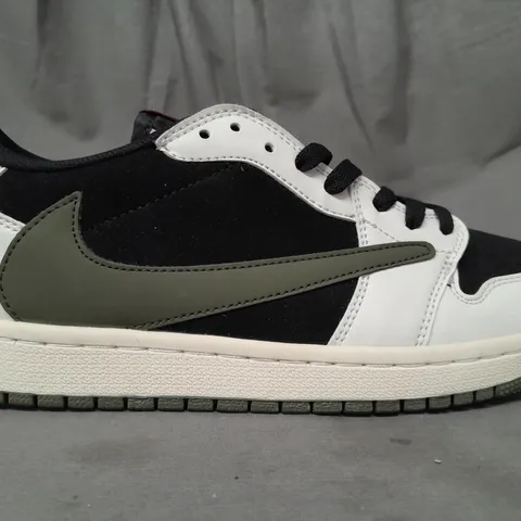 BOXED PAIR OF NIKE AIR JORDAN 1 LOW OG SP SHOES DZ4137 IN BLACK/WHITE/GREEN UK SIZE 8.5