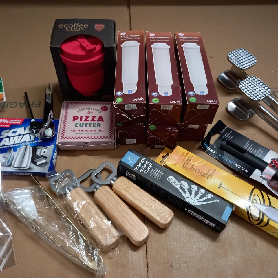 LOT OF ASSORTED KITCHEN ITEMS TO INCLUDE AQK-05 COFFEE FILTERS, PIZZA CUTTER AND SCALE AWAY