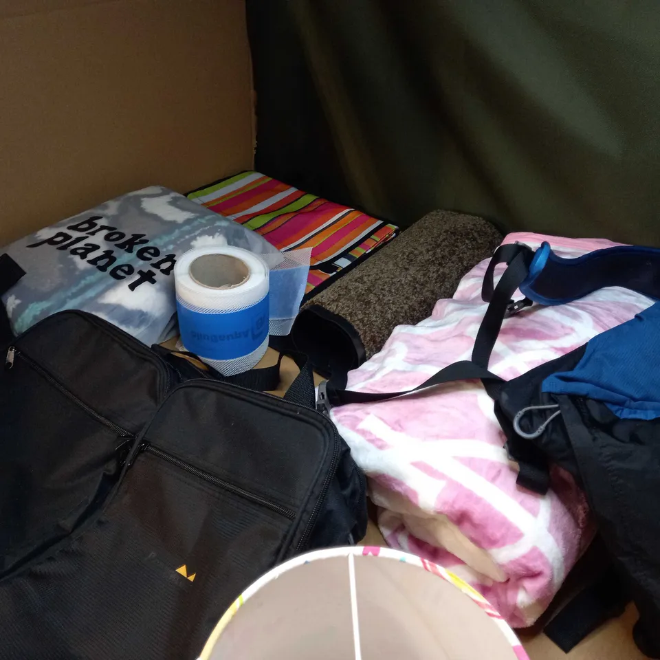 LARGE BOX OF APPROXIMATELY 15 ASSORTED HOUSEHOLD ITEMS TO INCLUDE: THROWS, LAMPSHADE, BAGS