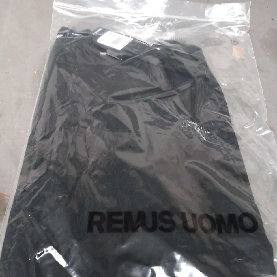 REMUS UOMO HALF ZIP SWEATER SIZE M