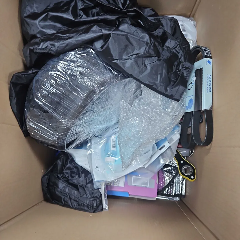 BOX OF APPROXIMATELY 20 ASSORTED ITEMS TO INCLUDE - SUN DEFLECTOR , OIL TESTING KIT , LICENCE PLATE HOLDER ETC