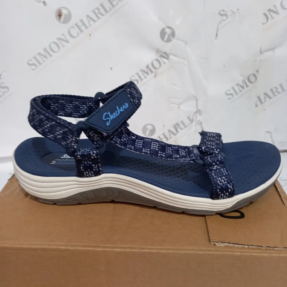 SKECHERS ARCH COMFORT NAVY SANDALS SIZE UNSPECIFIED 