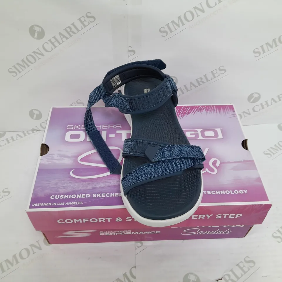 SKECHERS ON THE GO 600 BLUE SANDLE SIZE 6