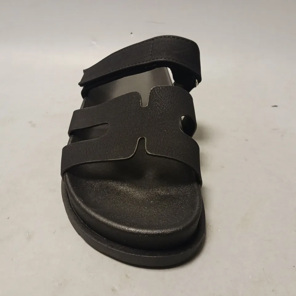 BOXED PAIR OF DESIGNER OPEN TOE FOOTBED SANDALS IN BLACK EU SIZE 7