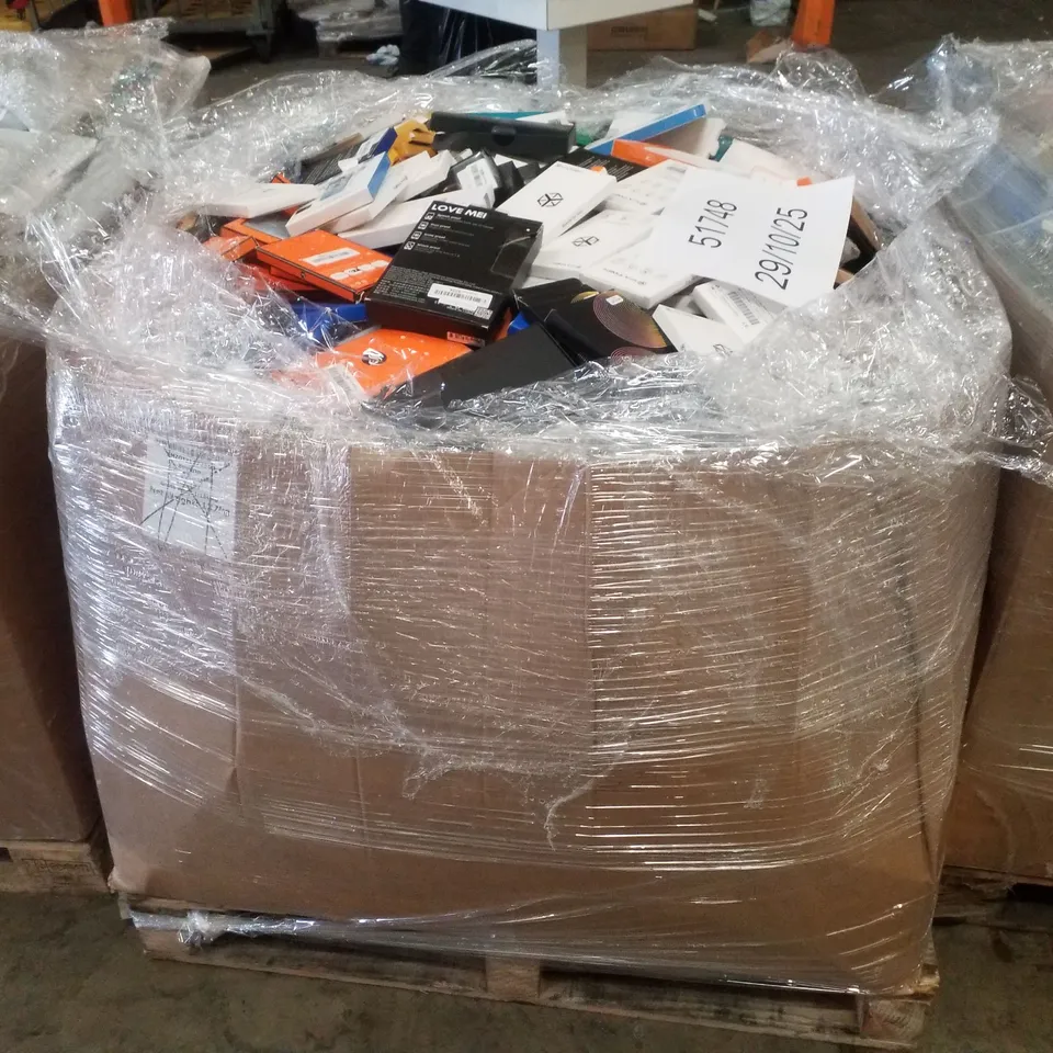PALLET CONTAINING LARGE QUANTITY OF ASSORTED PHONE CASES