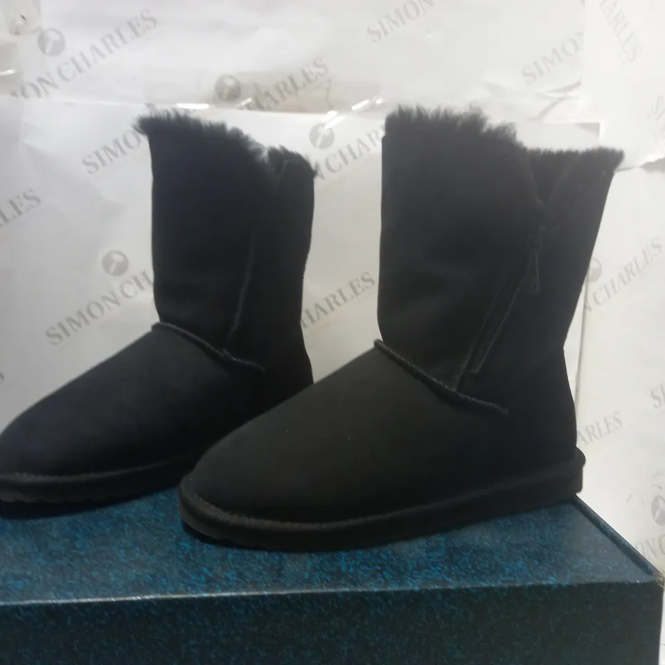 BOXED EMU AUSTRALIA MINI BOOTS - SIZE 6