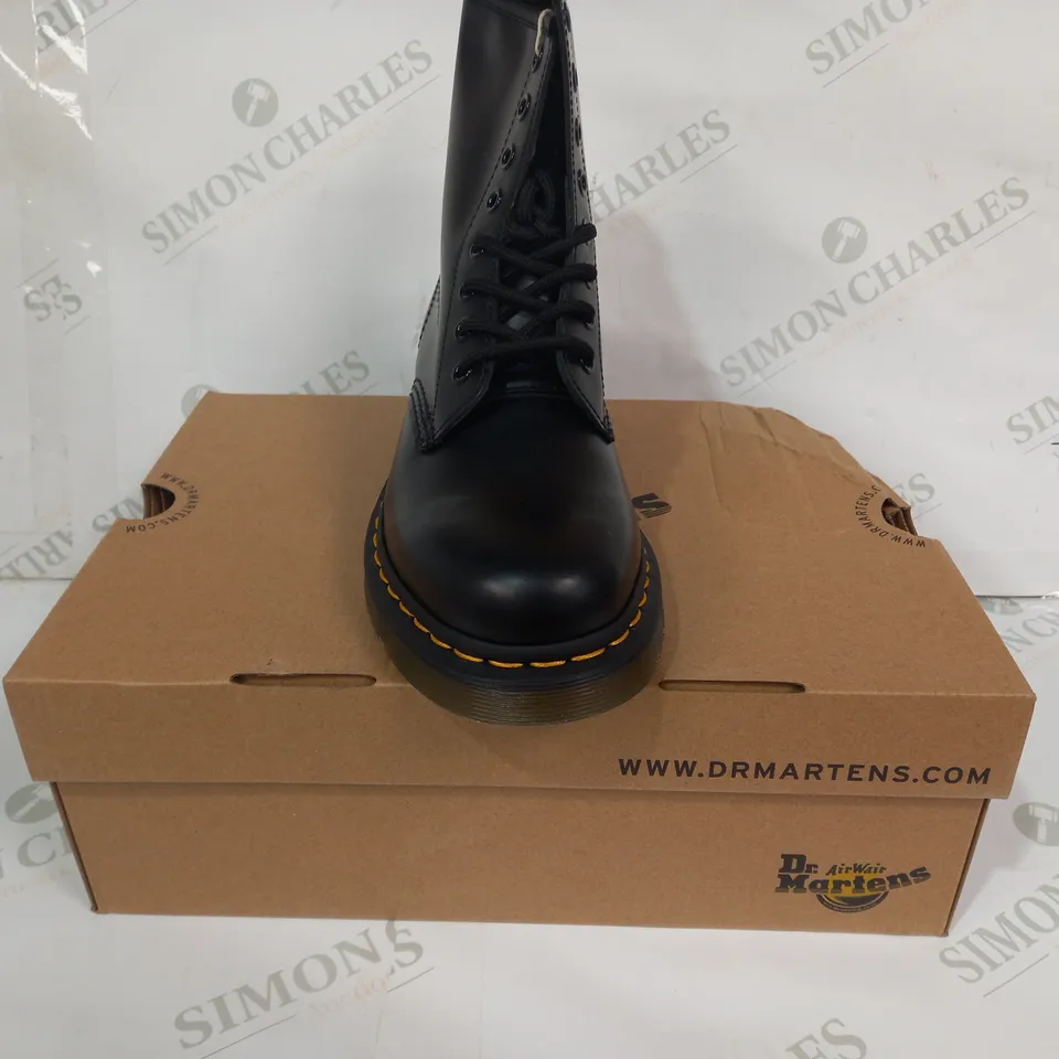 BOXED PAIR OF DR MARTENS BOOTS IN BLACK UK SIZE 5