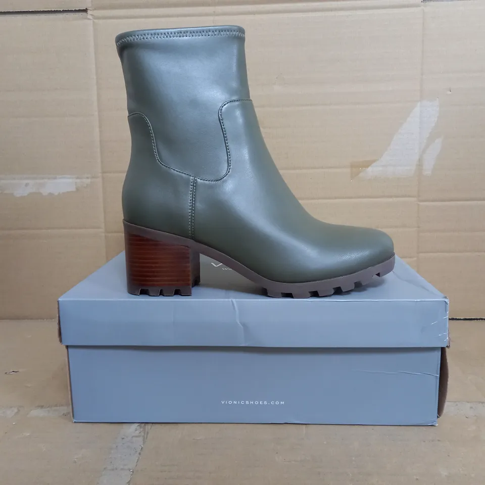 BOXED PAIR OF VIONIC BLOCK HEEL ANKLE BOOTS IN OLIVE SIZE 8