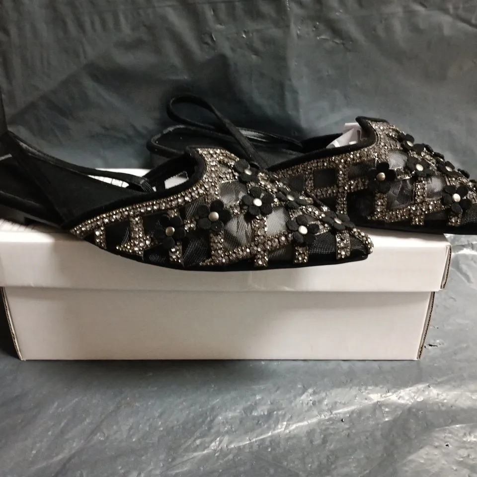 BOXED PAIR OF UNBRANDED POINTED TOE SLINGBACK SHOES IN BLACK W. JEWEL DETAIL SIZE EU 40