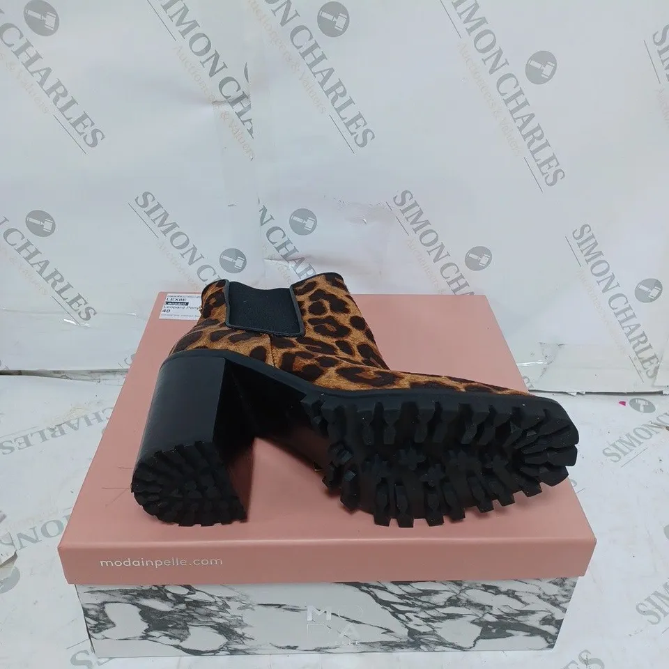 BOXED PAIR OF MODA LEXIIE LEOPARD PONY RAND BOOTS SIZE 40