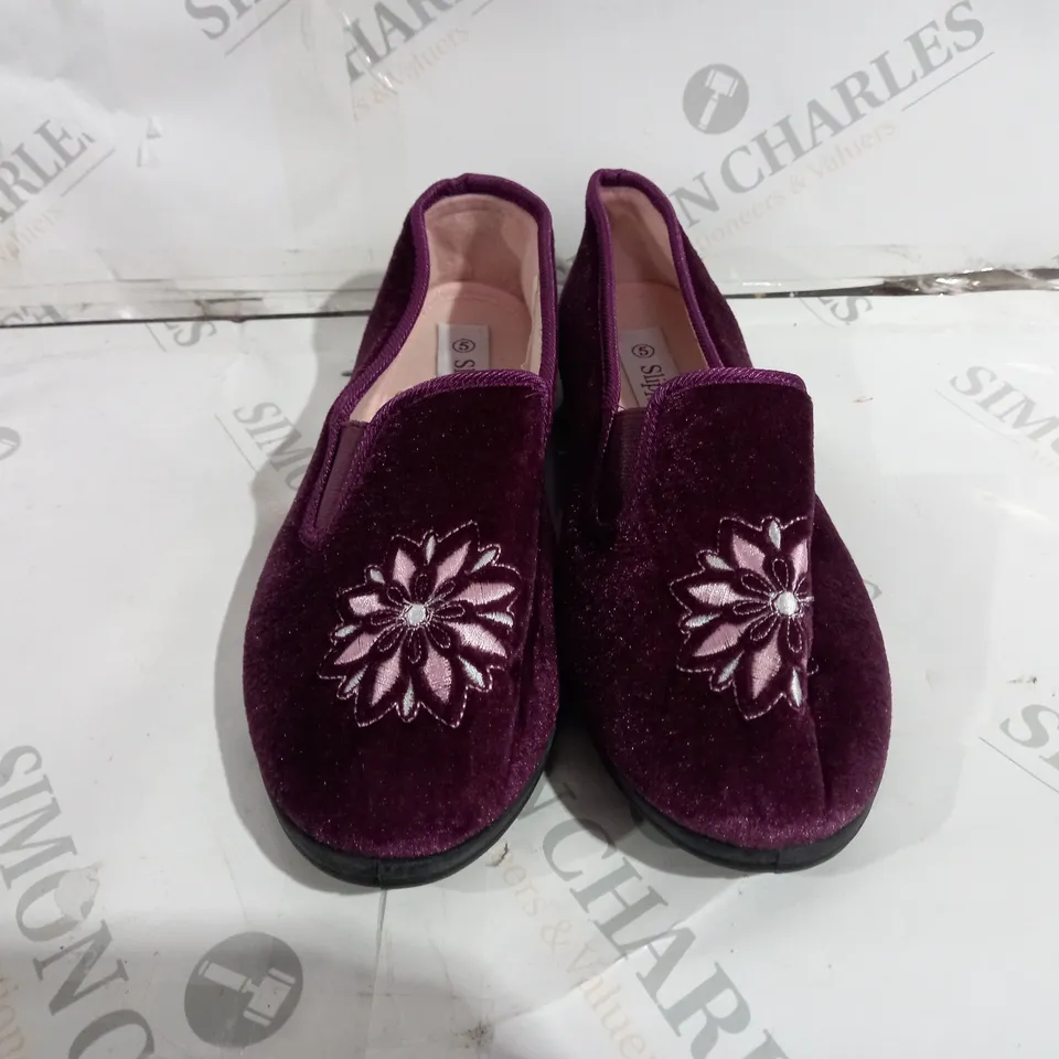 THE SLIPPER COMPANY PURPLE SIZE 5