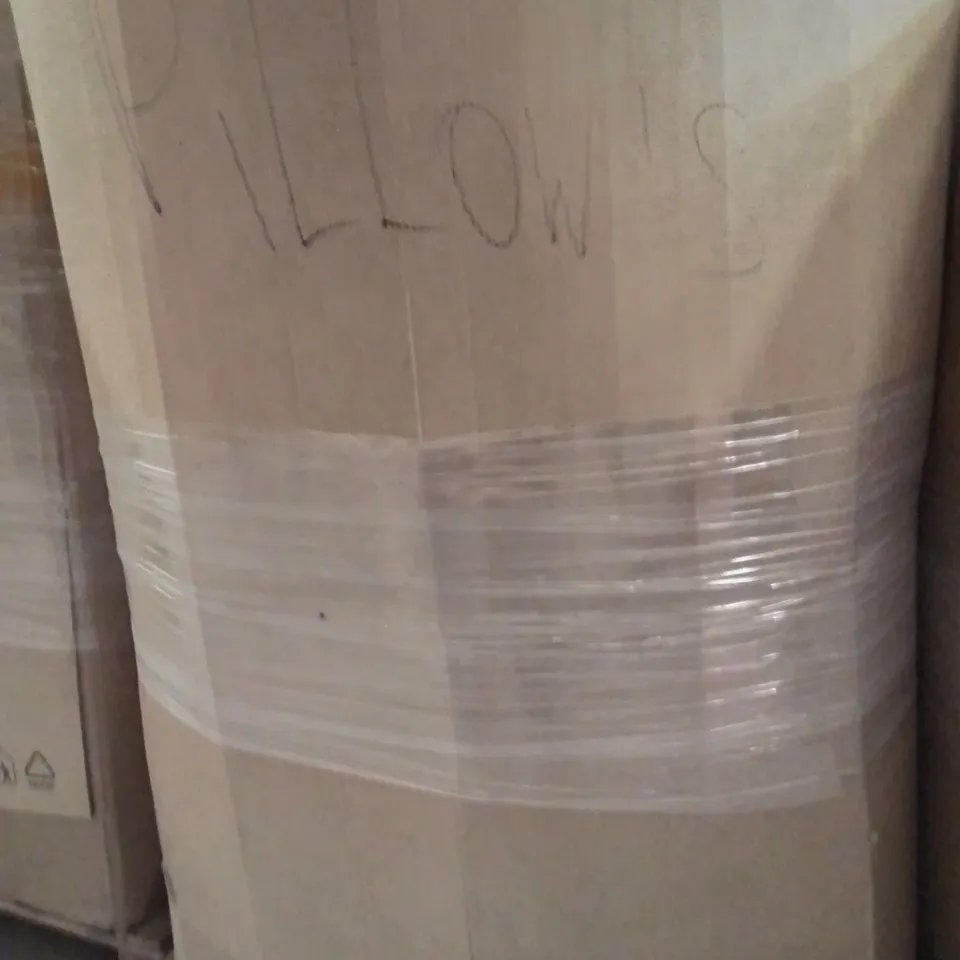 PALLET CONTAINING A LARGE QUANTITY OF PILLOWS
