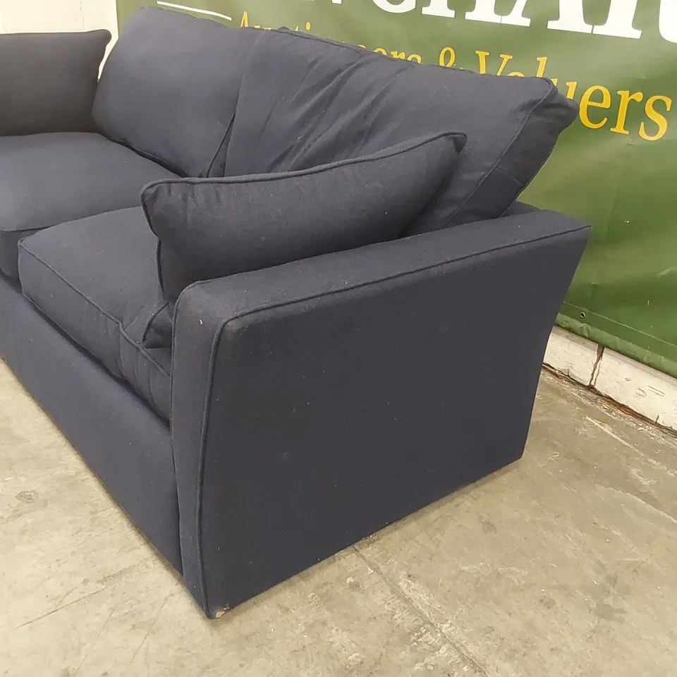 THE AMESBURY QUAITLY DESIGNER 3.5 SEATER SOFA - BLUE