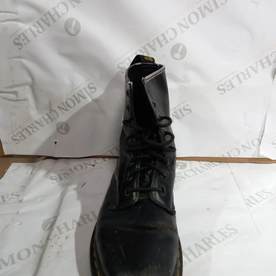 PAIR OF GLOSSY BLACK BOOTS WITH YELLOW TRIM - UK SIZE 7