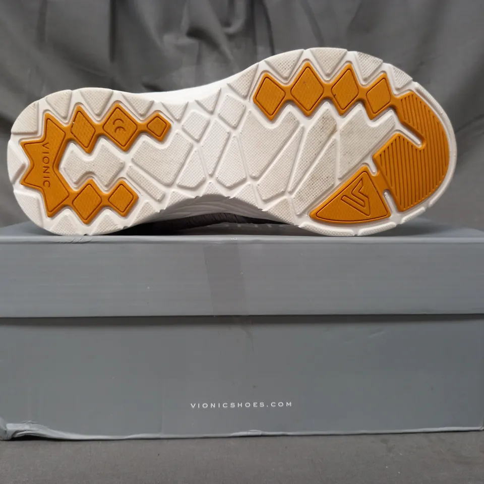 BOXED PAIR OF VIONIC BRISK JETTA TRAINERS IN LIGHT GREY SIZE 5.5