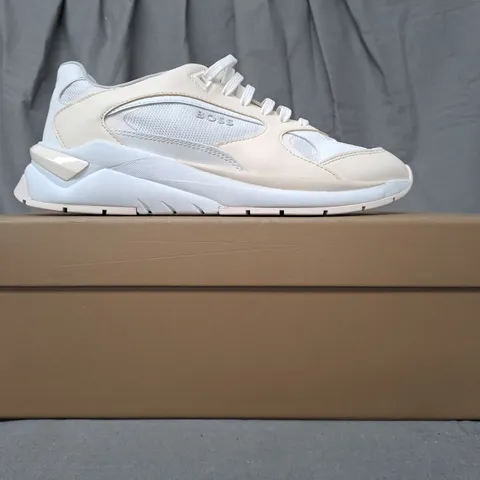 BOXED PAIR OF BOSS SKYLAR RUNNER TRAINERS IN WHITE UK SIZE 5