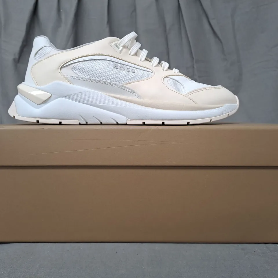 BOXED PAIR OF BOSS SKYLAR RUNNER TRAINERS IN WHITE UK SIZE 5
