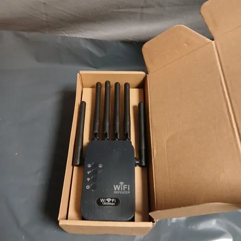 WIRELESS REPEATER – 1200MBPS, 4 ANTENNAS (BOXED) 
