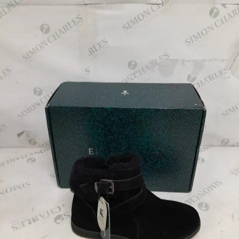 BOXED PAIR OF EMU MERAK SUEDE BOOTS IN BLACK - SIZE 5