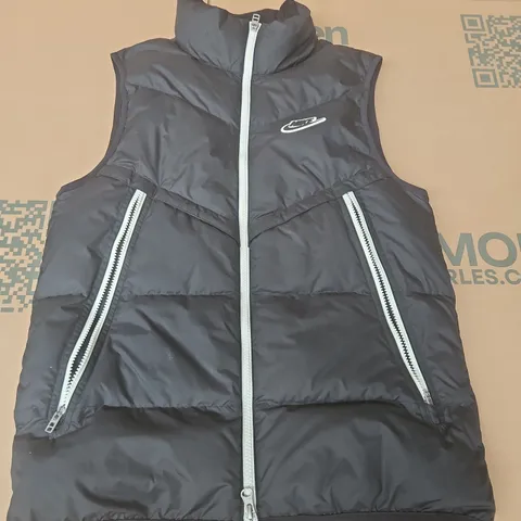 NIKE PADDED GILET IN BLACK WITH WHITE ACCENTS - SMALL