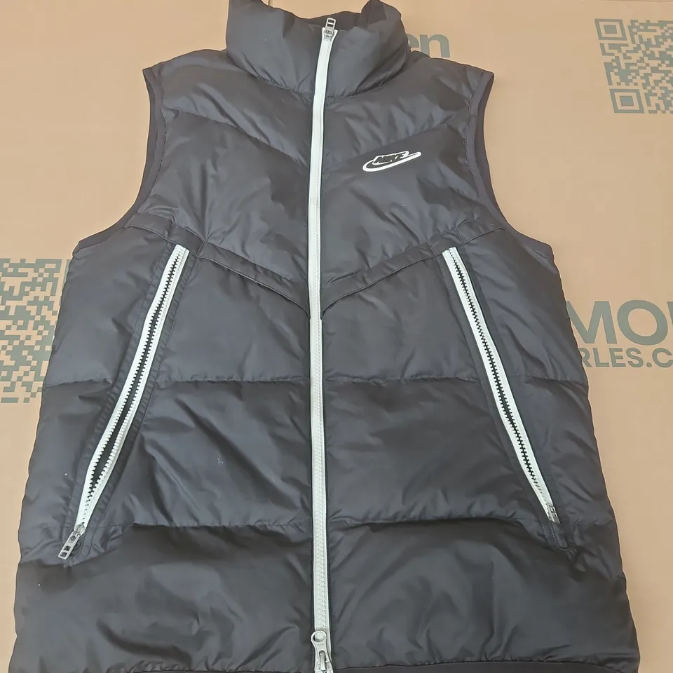 NIKE PADDED GILET IN BLACK WITH WHITE ACCENTS - SMALL