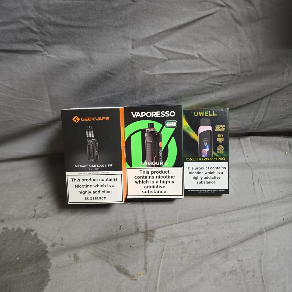 LOT OF APPROXIMATELY 20 ASSORTED VAPING ITEMS TO INCLUDE VAPORESSO/GEEKVAPE/UWELL